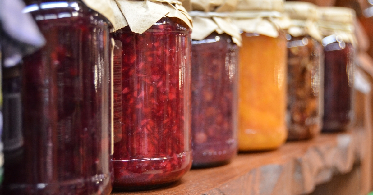 Recipes on how to make jams with and without pectin.