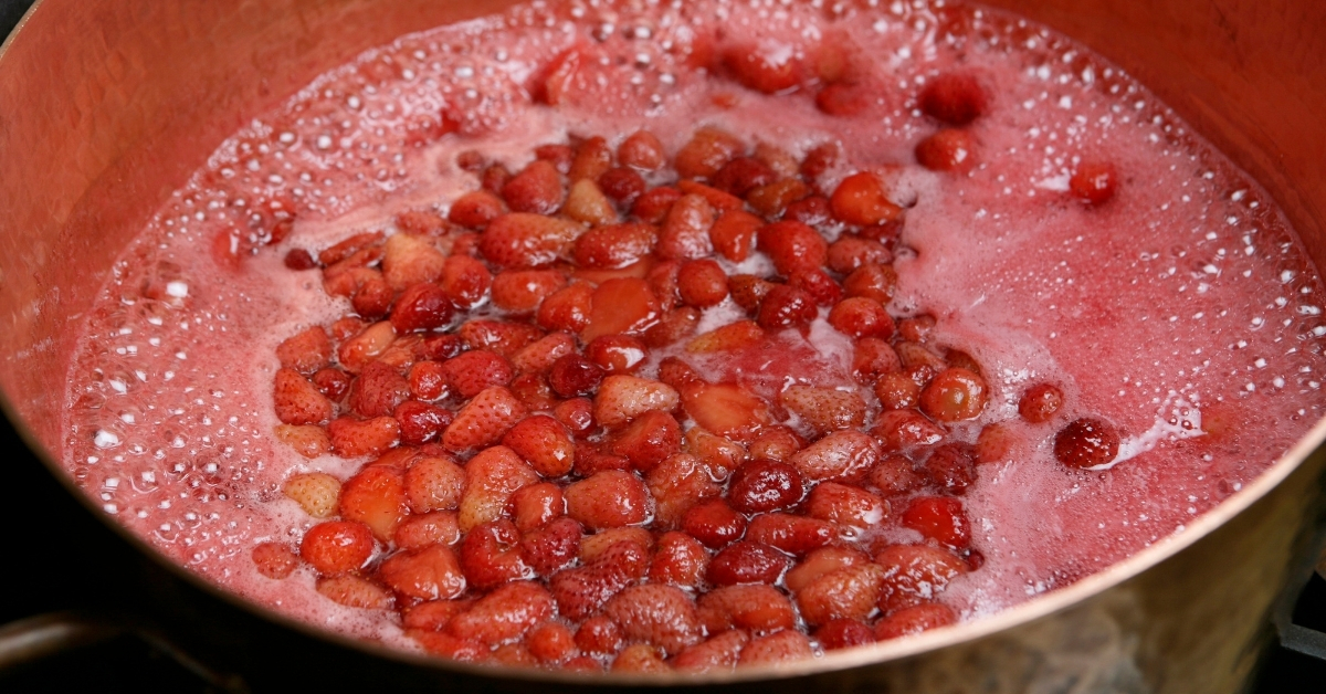 How to make strawberry rhubarb jam with pectin.